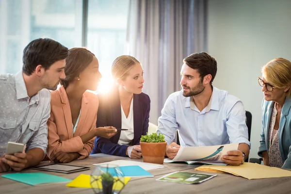 Groep van mensen uit het bedrijfsleven bespreken aan balie — Stockfoto