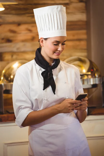 Chef using a smartphone — Stock Photo, Image