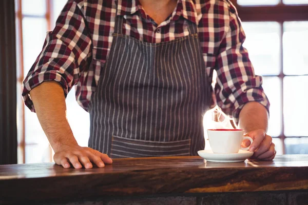 Mitten delen av servitör som serverar en kopp kaffe — Stockfoto