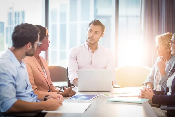 Empresários durante uma reunião — Fotografia de Stock