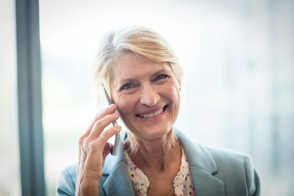 Жінка говорить на мобільному телефоні — стокове фото