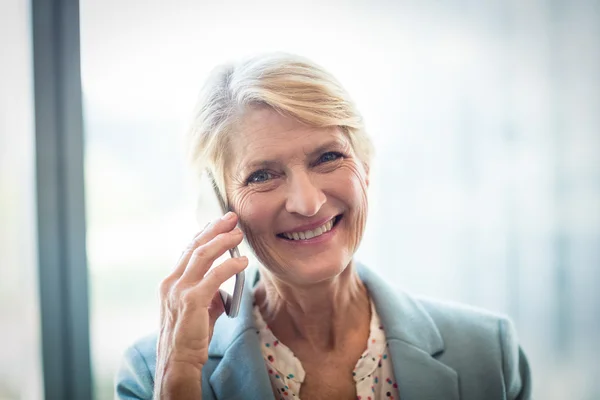 Frau telefoniert mit Handy — Stockfoto