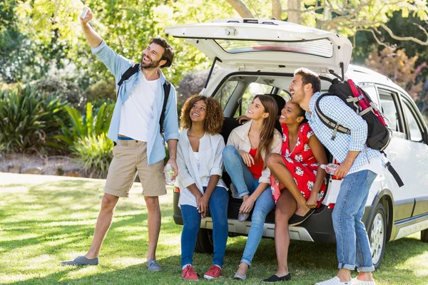 Groep vrienden nemen van een selfie vanuit de kofferbak van de auto — Stockfoto