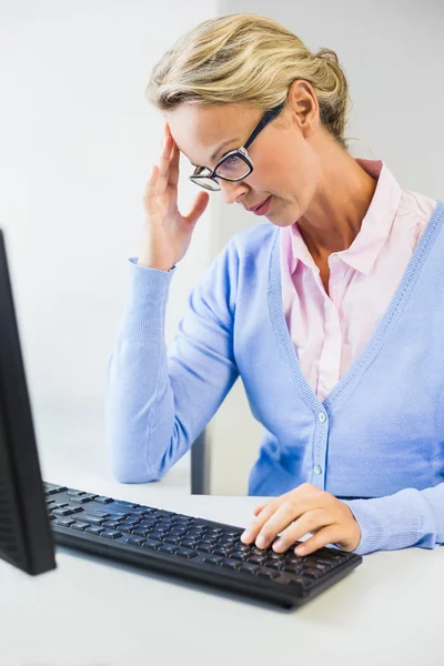 Docent werken op de computer in de klas — Stockfoto