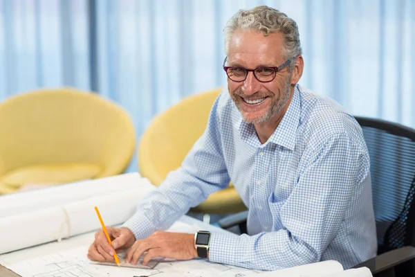 Portret van de man aan het werk op de blauwdruk — Stockfoto