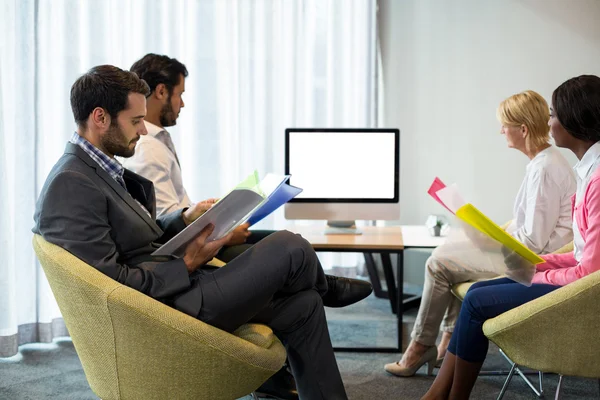 Gente de negocios mirando una pantalla durante una videoconferencia — Foto de Stock