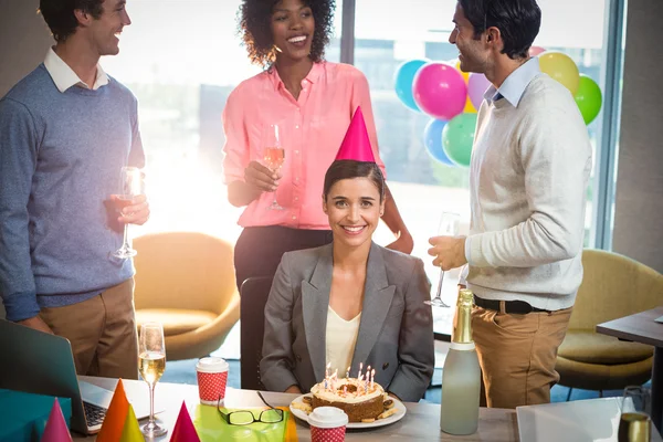 Empresários comemorando aniversário — Fotografia de Stock