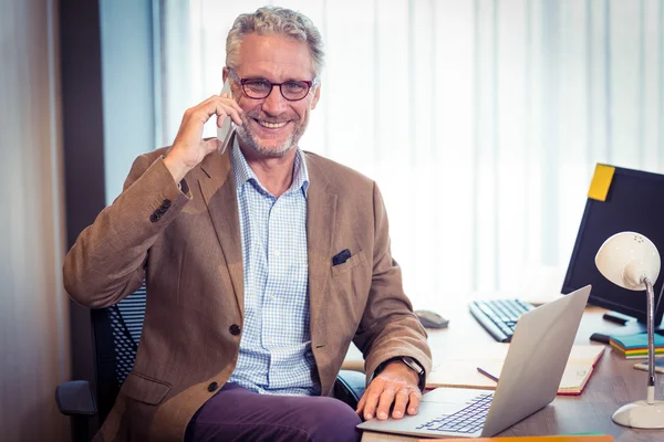 Empresario hablando por teléfono móvil — Foto de Stock