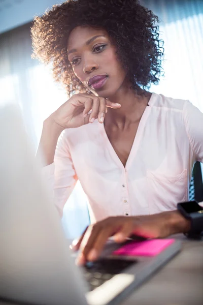 Zakenvrouw werken op haar computer — Stockfoto