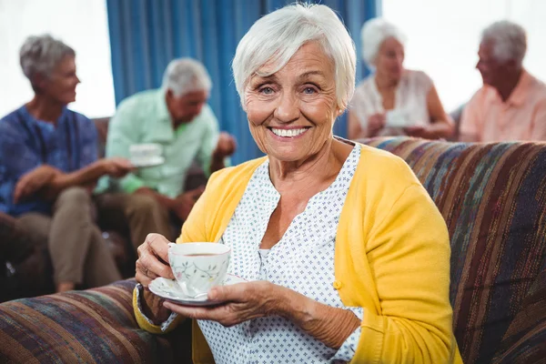 한 잔의 커피를 들고 웃는 고위 여자 — 스톡 사진