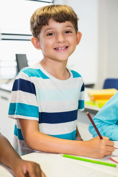 Porträtt av skolpojke leende i klassrummet — Stockfoto