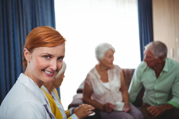 Portret van een lachende verpleegster met senioren — Stockfoto