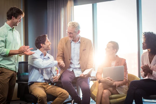 Zakenman schudden handen met een collega — Stockfoto