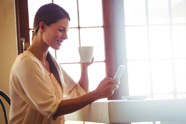 Kvinna med hjälp av en smartphone — Stockfoto