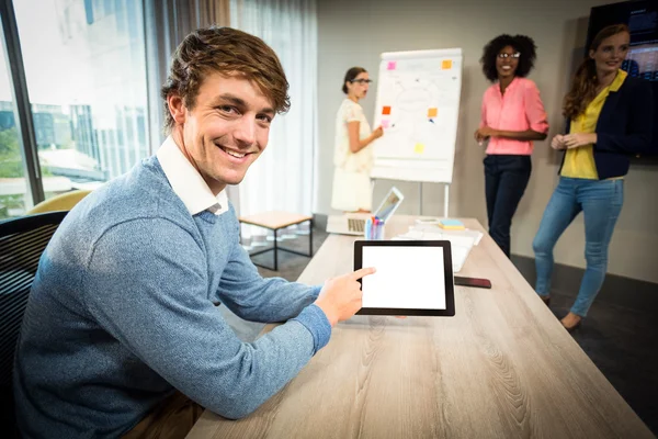 Ein Kollege mit digitalem Tablet — Stockfoto