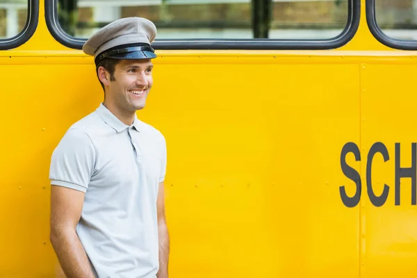 Motorista de ônibus sorrindo na frente do ônibus — Fotografia de Stock