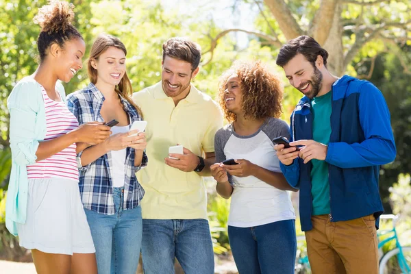 Grupo de amigos usando el teléfono móvil — Foto de Stock