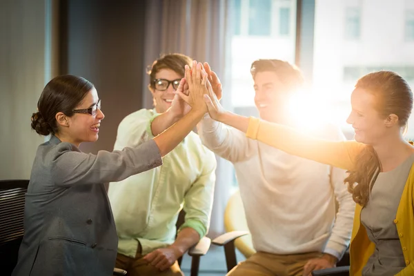 Pessoas de negócios dando cinco altos uns aos outros — Fotografia de Stock