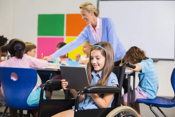 Estudante com deficiência usando tablet digital — Fotografia de Stock