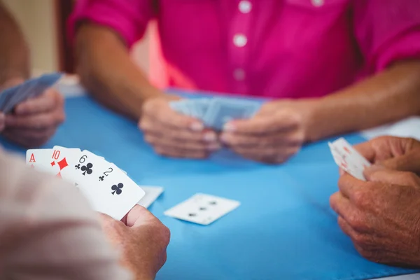 Pessoas aposentadas jogando cartas — Fotografia de Stock