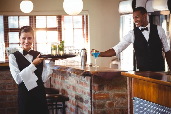 Kvinnlig bartender håller en serveringsbricka — Stockfoto