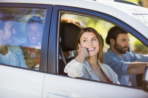 Vacker kvinna tittar ut från bilrutan — Stockfoto