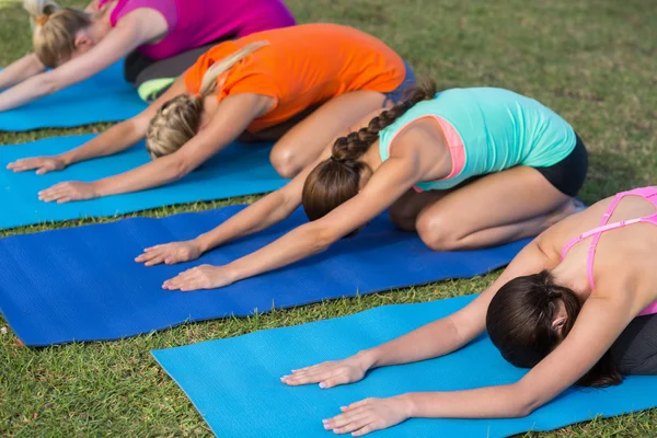 Frauen praktizieren Yoga — Stockfoto