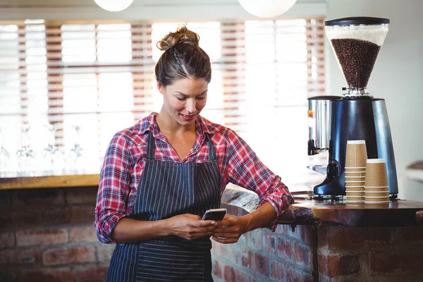 Cameriera utilizzando uno smartphone — Foto Stock