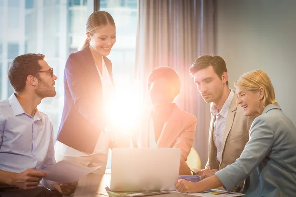 Grupp av affärsmän som interagerar med laptop — Stockfoto