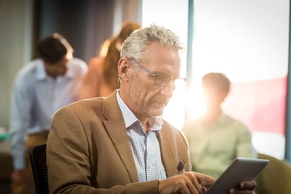 Affärsman som arbetar med digital tablet — Stockfoto