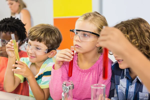 研究室での化学実験を行う子供たち — ストック写真