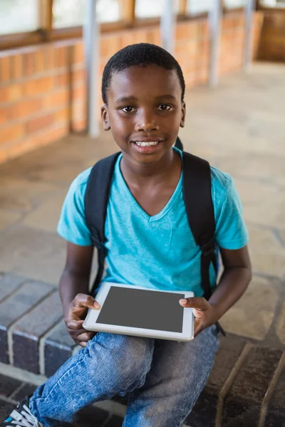 Schoolboy sentado em escadaria usando tablet digital — Fotografia de Stock