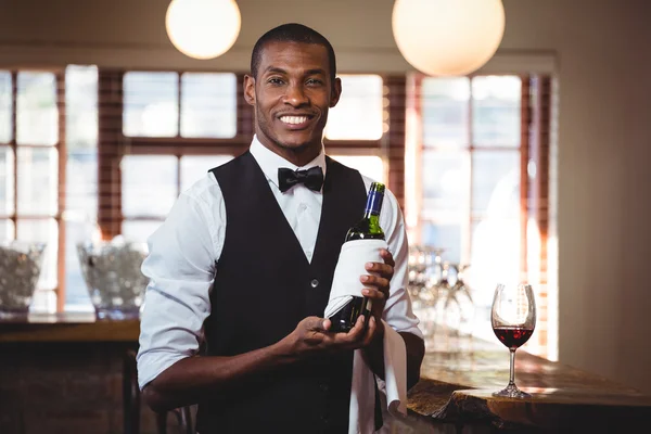 ワインのボトルを保持しているバーテンダーの肖像画 — ストック写真