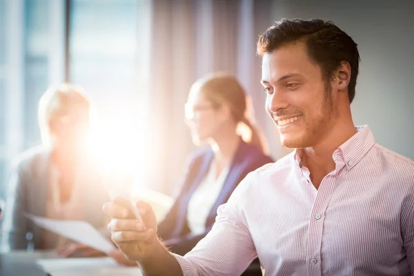 Man sms på mobiltelefon — Stockfoto