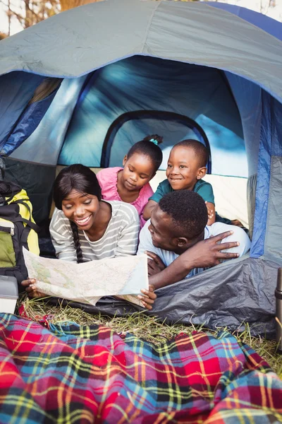 Familia feliz acostados juntos — Foto de Stock