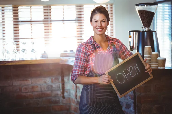 Cameriera con un cartello aperto — Foto Stock