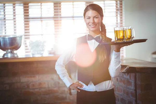 Empregada segurando cervejas — Fotografia de Stock