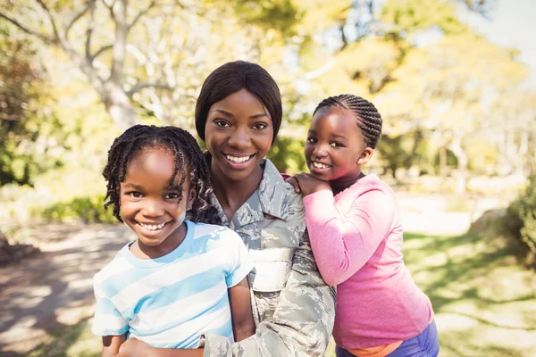 Familia feliz posando juntos — Foto de Stock