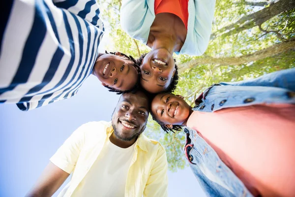 Glückliche Familie posiert zusammen — Stockfoto