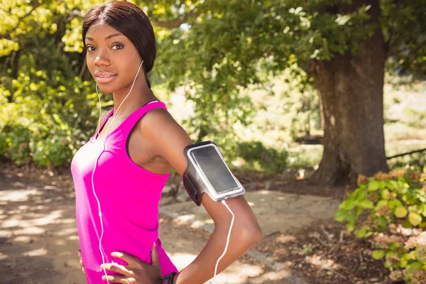 Sportieve vrouw glimlachend en poseren — Stockfoto