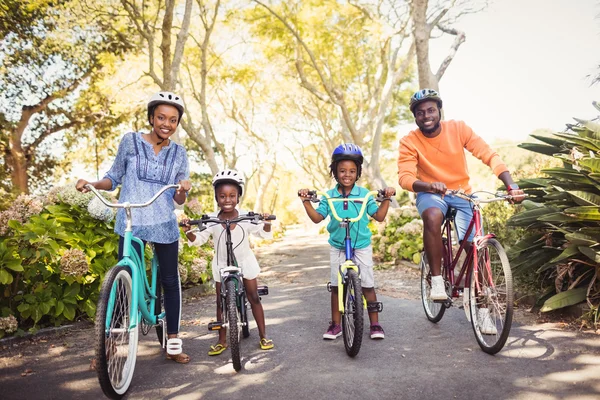 Glückliche Familie beim Fahrradfahren — Stockfoto