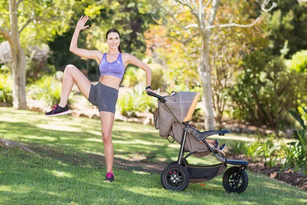 Jovem se exercitando com carrinho de bebê — Fotografia de Stock