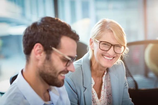 Geschäftsfrau interagiert mit einem Kollegen — Stockfoto