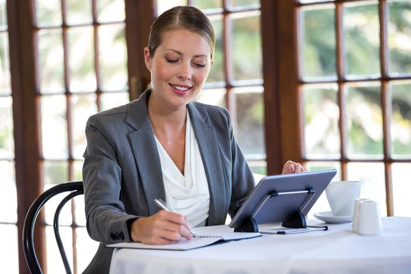 Femme utilisant une tablette et un ordinateur portable — Photo