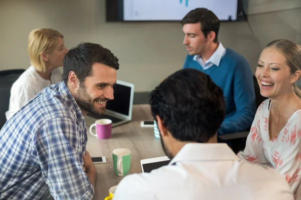 Mensen uit het bedrijfsleven interactie tijdens een vergadering — Stockfoto