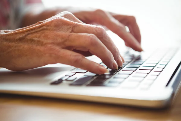 Hands typing on a laptop keyboard — Stock Photo, Image