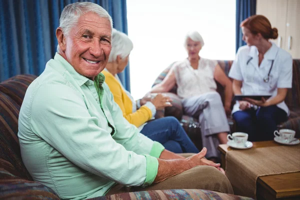 Portrait of a smiling retired man looking at the camera — Stock Photo, Image