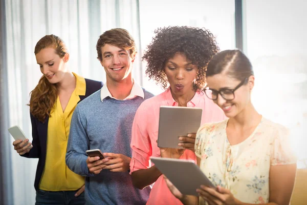 Mensen uit het bedrijfsleven met behulp van digitale tablet en mobiele telefoon — Stockfoto