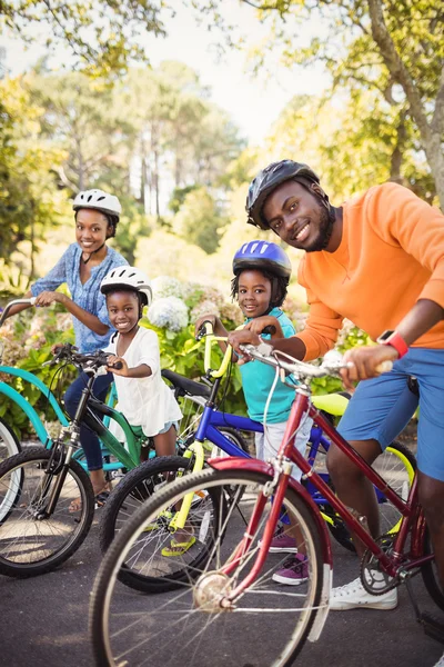 Famiglia felice in posa insieme — Foto Stock