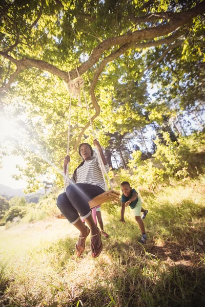 Gelukkige familie genieten van samen — Stockfoto